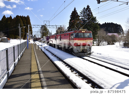 早春の北海道木古内町で道南いさりび鉄道札苅駅を通過する貨物列車の風景を撮影 87598475