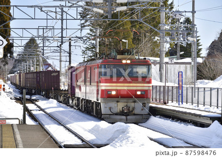 早春の北海道木古内町で道南いさりび鉄道札苅駅を通過する貨物列車の風景を撮影 早春の北海道木古内町で道南いさりび鉄道札苅駅を通過する貨物列車の風景を撮影 87598476
