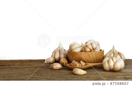 Group of garlics 87598607