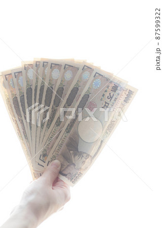 10万円を握った手 10万円を握った手 87599322