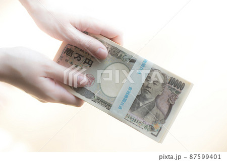 100万円を持つ手 87599401