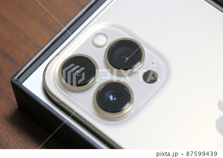 新品のスマートフォンに強化ガラスを貼る 87599439