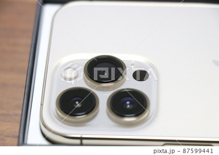 新品のスマートフォンに強化ガラスを貼る 新品のスマートフォンに強化ガラスを貼る 87599441