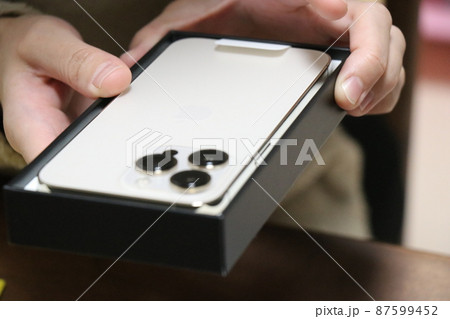 新品のスマートフォンに強化ガラスを貼る 新品のスマートフォンに強化ガラスを貼る 87599452