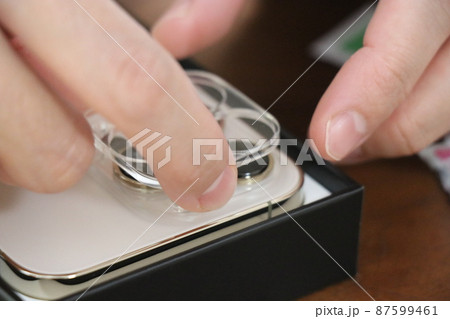 新品のスマートフォンに強化ガラスを貼る 新品のスマートフォンに強化ガラスを貼る 87599461