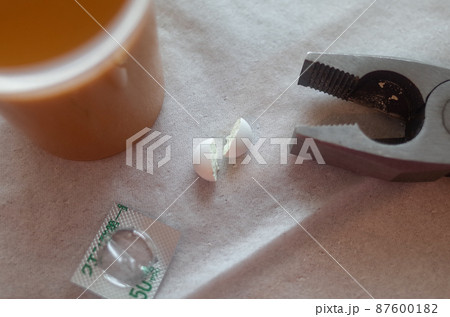 貧血のお薬を半分に割る 貧血のお薬を半分に割る 87600182