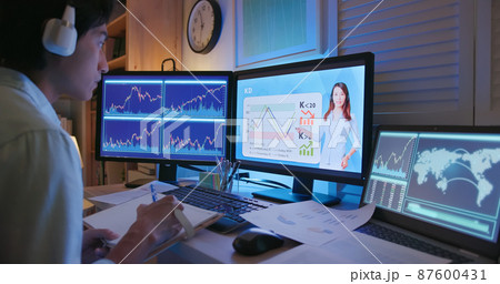 man learns investment online 87600431