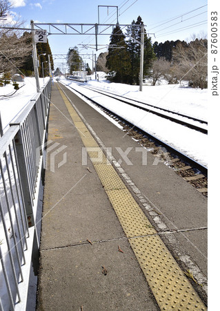 早春の北海道木古内町で道南いさりび鉄道札苅駅の風景を撮影 87600583