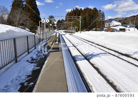 早春の北海道木古内町で道南いさりび鉄道札苅駅の風景を撮影 87600593