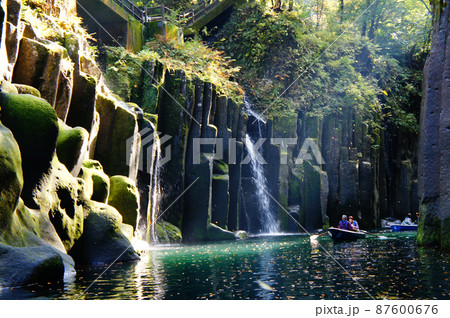 宮崎県「高千穂峡」の秋の谷川と滝、川下りを楽しむボート_01 宮崎県「高千穂峡」の秋の谷川と滝、川下りを楽しむボート_01 87600676
