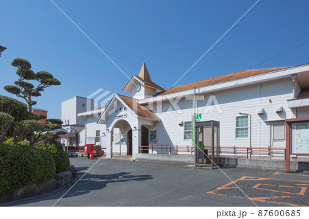 青空を背景にしたJR篠栗駅正面 青空を背景にしたJR篠栗駅正面 87600685