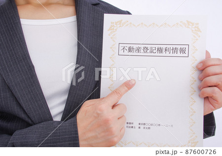 不動産の権利証を持つ女性 87600726
