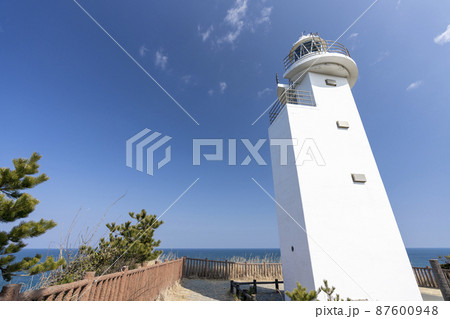 青空と鵜ノ尾埼灯台　福島県相馬市 87600948