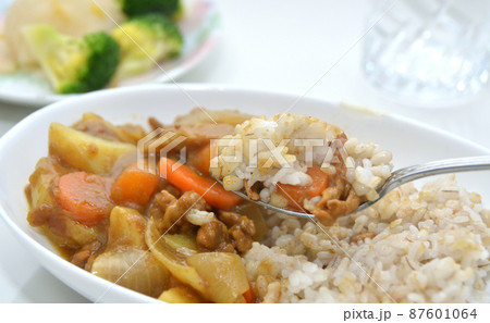 発芽玄米ともち麦の入ったご飯にかけた手作りカレーカレー 87601064