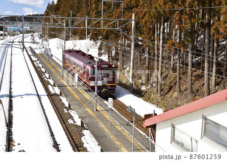 早春の北海道木古内町で道南いさりび鉄道泉沢駅を発着する各駅停車の風景を撮影 87601259