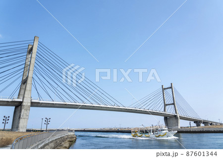 青空と松川浦大橋　福島県相馬市 87601344