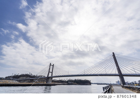 青空と松川浦大橋　福島県相馬市 87601348
