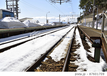 早春の北海道木古内町で道南いさりび鉄道釜谷駅の風景を撮影 87601709