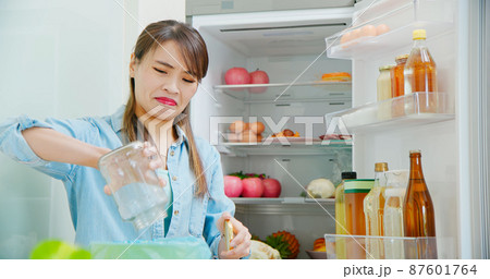 woman is pouring food waste 87601764