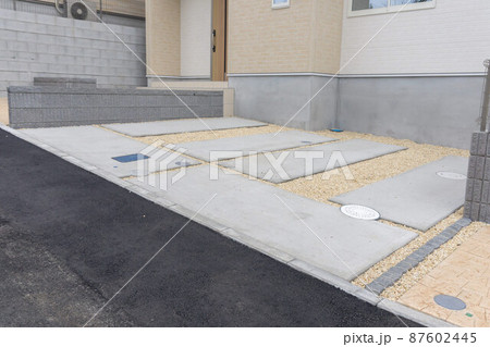新築住宅の駐車場 新築住宅の駐車場 87602445