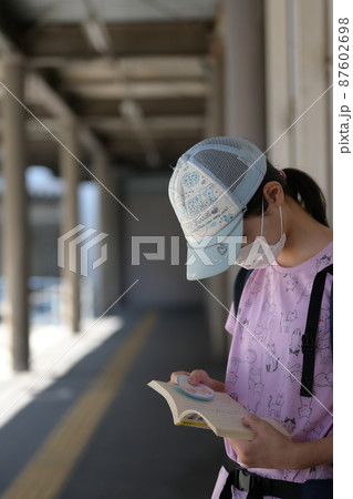 バス停にて 87602698