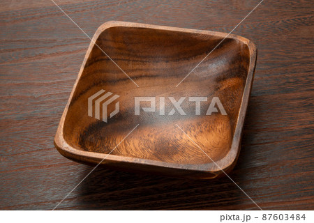 木製の食器、皿 87603484