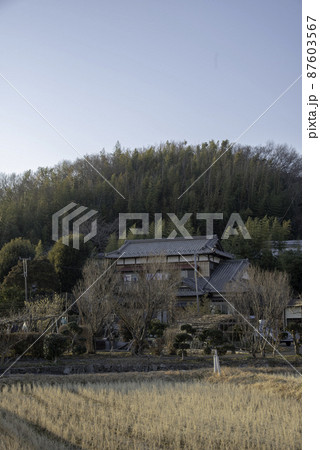 古民家のある冬の田舎の風景 古民家のある冬の田舎の風景 87603567