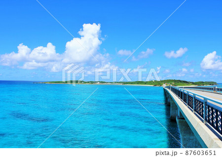 沖縄 青空と青い海の池間大橋 沖縄 青空と青い海の池間大橋 87603651