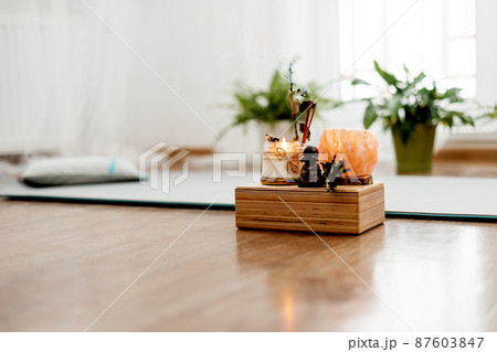 Close-up of a set of bamboo mats, incense and meditation candles 87603847