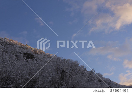 12月末 岐阜市の朝焼け空と雪山 12月末 岐阜市の朝焼け空と雪山 87604492