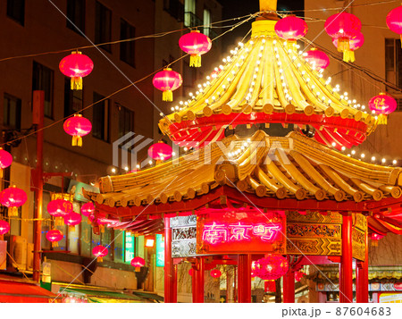 夜の神戸 ライトアップされた南京町広場の東屋 夜の神戸 ライトアップされた南京町広場の東屋 87604683