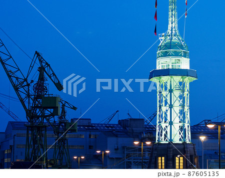 夕暮れの神戸港 ライトアップされた旧神戸港信号所 87605135