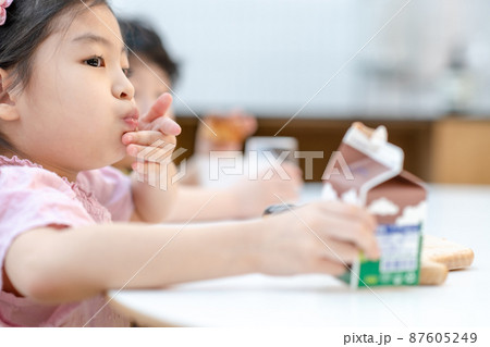 子供 ライフスタイル 牛乳 87605249