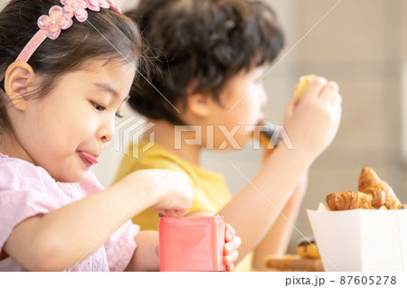 子供 ライフスタイル おやつ 87605278