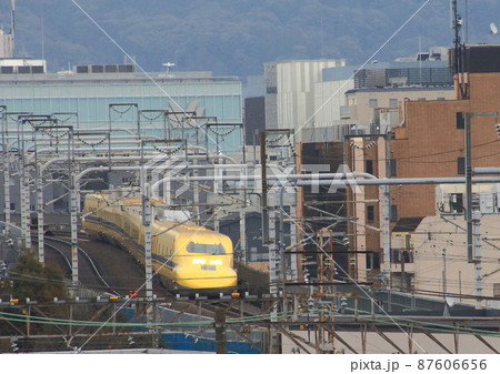 京都駅を発車した下りのドクターイエロー 京都駅を発車した下りのドクターイエロー 87606656