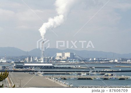 青空と相馬港(松川浦新地漁港)の風景 福島県新知町 青空と相馬港(松川浦新地漁港)の風景 福島県新知町 87606709