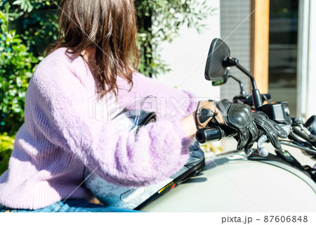 女性ライダーのイメージカット 87606848