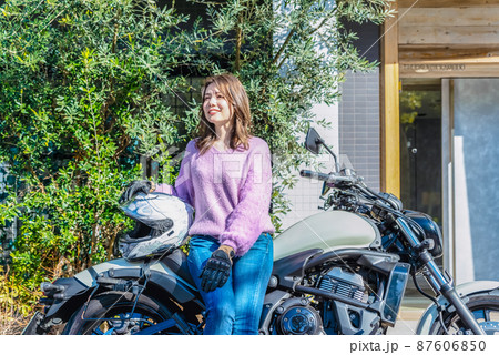 女性ライダーとバイク 87606850