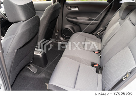 乗用車の後部座席 87606950