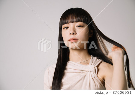 20代女性のヘアケア・ナチュラルビューティイメージ 20代女性のヘアケア・ナチュラルビューティイメージ 87606951