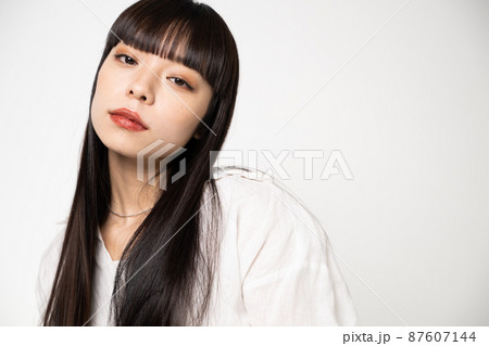 赤リップメイクの20代女性・ビューティイメージ 87607144