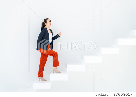 階段を上るビジネスウーマン　 87608017