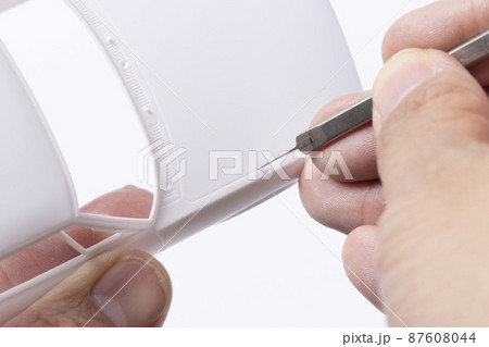 タガネを使ったスジ彫り作業 87608044