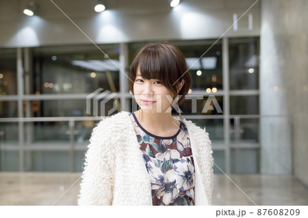 明るい可愛い女性 87608209