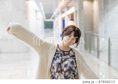 明るい可愛い女性 明るい可愛い女性 87608215