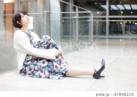 明るい可愛い女性 87608229