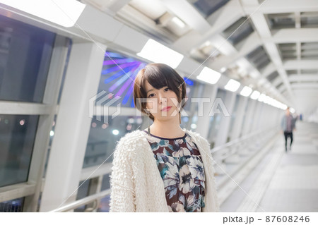 明るい可愛い女性 明るい可愛い女性 87608246