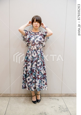 明るい可愛い女性 87608263