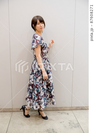 明るい可愛い女性 87608271