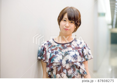 明るい可愛い女性 87608275